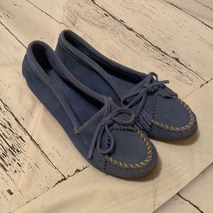 EUC Minnetonka Kilty hard sole moccasins 10 pale blue with tassels